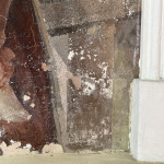 Lacunes et craquellements dans la couche picturale de la fresque murale