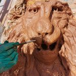 Modelage de la tête de lion du fronton au plus fidèle de l’original :